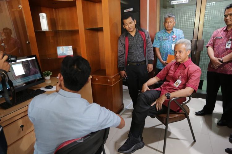 Gubernur Jawa Tengah Ganjar Pranowo menemui salah satu oknum biro jasa sekaligus sebagai Lembaga Swadaya Masyarakat (LSM) yang memanfaatkan namanya tersebut untuk pengurusan ijin usaha di DPMPTSP Provinsi Jawa Tengah, Selasa (14/5/2019).
