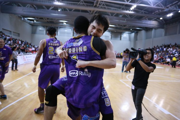 Pemain BTN CLS Knights Indonesia, Wong Wei Long, memeluk rekannya usai pertandingan final ABL 2018-2019.