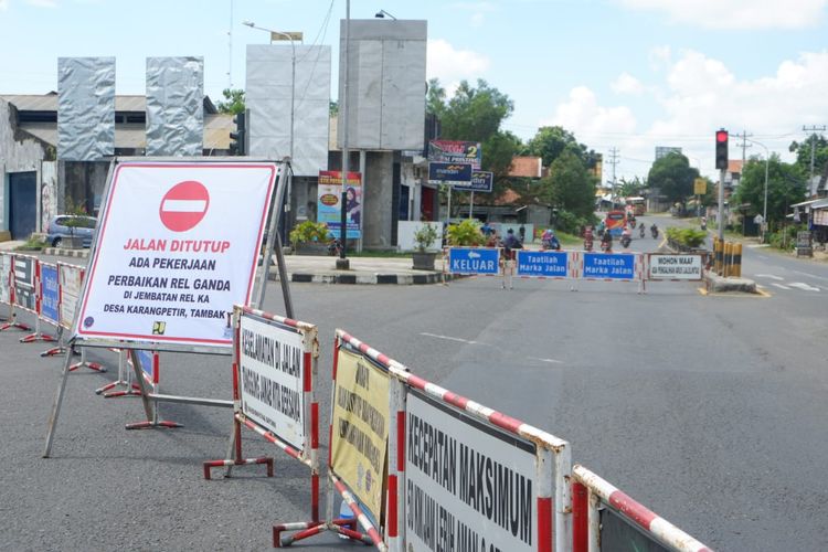 Ruas jalur selatan Sumpiuh, Kabupaten Banyumas, Jawa Tengah ditutup, beberapa waktu lalu.