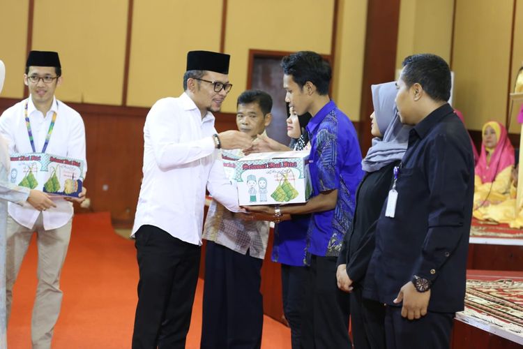 Menteri Ketenagakerjaan (Menaker) M. Hanif Dhakiri memberikan 1000 paket Ramadhan kepada pegawai di lingkungan Kementerian Ketenagakerjaan (Kemnaker), di kantor Kemnaker, Jakarta, Kamis (16/5/2019). 
