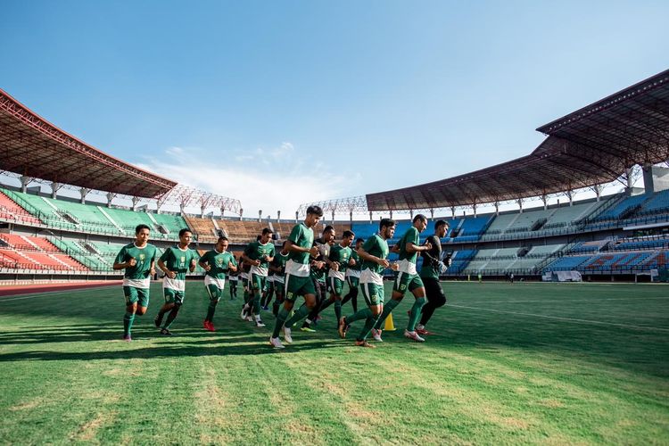 Para pemain Persebaya Surabaya berlatih di Stadion Gelora Bung Tomo.