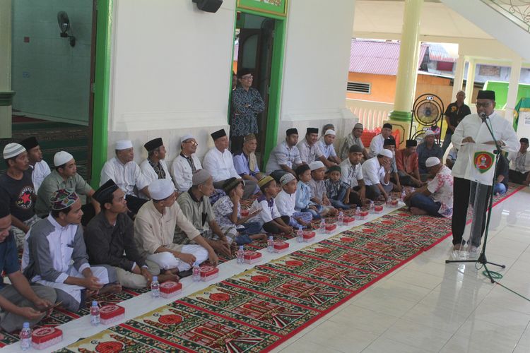 Gubernur Maluku, Murad Ismail menyampaikan sambutan saat acara safari ramadhan buka puasa bersama dengan warga Desa Baty Merah, Kecamatan Sirimau Ambon di Masjid An Nur desa tersebut, Senin petang (20/5/2019) 