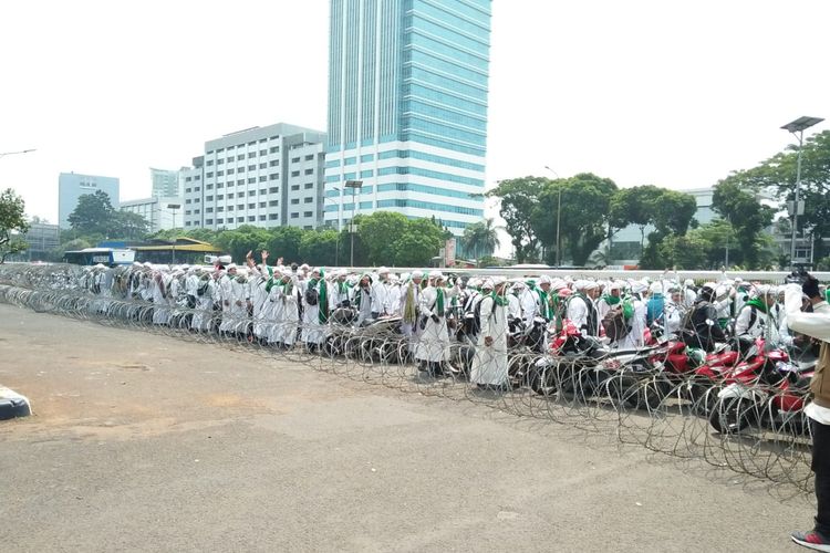 Aksi di depan Kompleks Parlemen, Senayan, Jakarta, Rabu (22/5/2019).