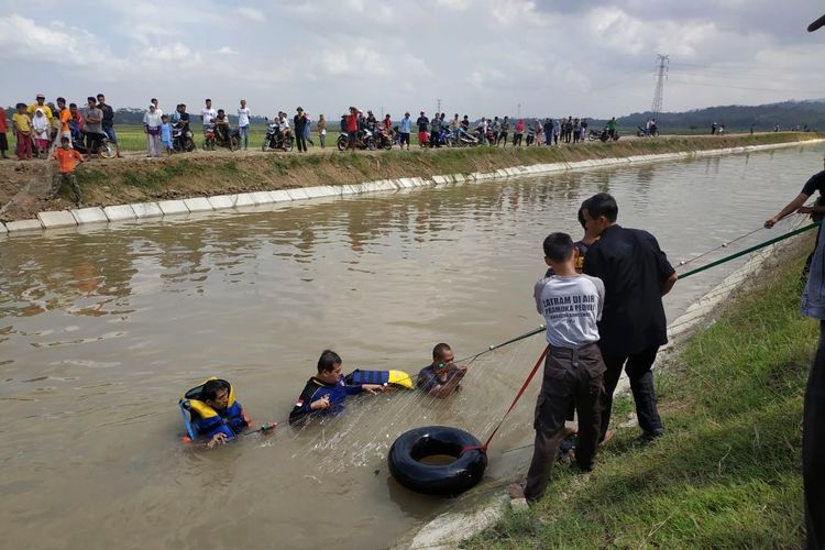 Tim SAR Gabungan melakukan pencarian korban tenggelam atas nama Parsini (26) di saluran irigasi bendung gerak serayu, Kecamatan Kemranjen, Banyumas, Jawa Tengah, Kamis (23/5/2019).