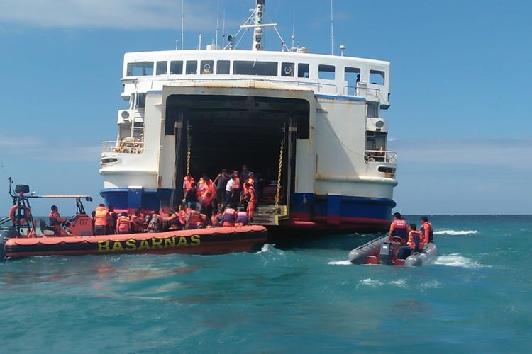 Tim Sar berupaya melakukan evakuasi terhadap penumpang KMP Swarna Cakra yang kandas di perairan Bali 