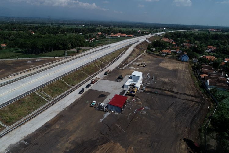Kondisi aktual Jalan Tol Pasuruan-Probolinggo yang telah beroperasi pasca diresmikan Presiden Joko Widodo, siap dilintasi pemudik, Minggu (26/5/2019). Tampak rest area yang berada di KM 833 A . Namun tempat istirahat tipe B ini masih dalam proses konstruksi.