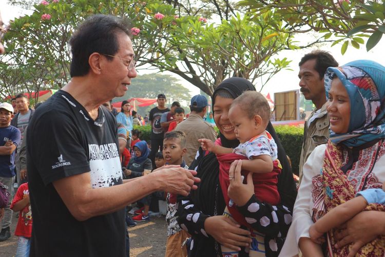 Direktur Utama PT Industri Jamu dan Farmasi Sido Muncul, Tbk, Irwan Hidayat saat menemui salah satu dari belasan ribu peserta mudik gratis di Museum Purna Bhakti Pertiwi, Taman Mini Indonesia Indah (TMII), Jakarta Timur, Kamis (30/5/2019).