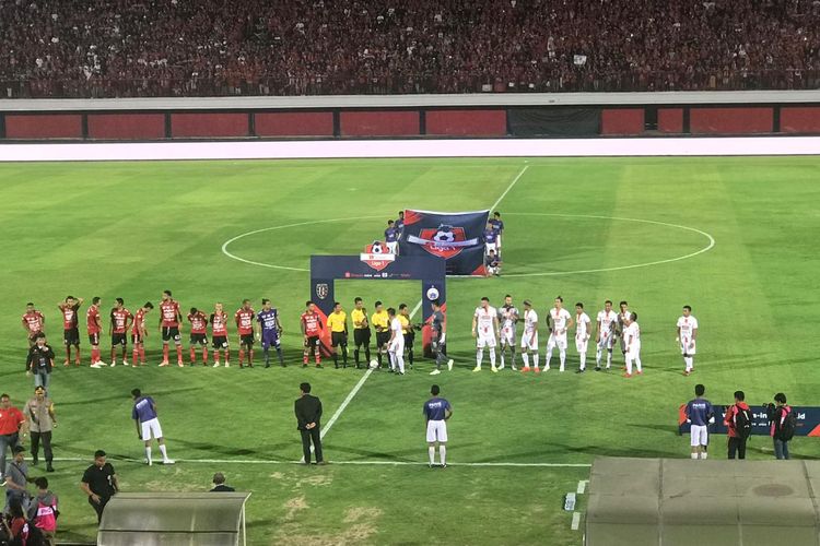 Para pemain Bali United (kiri) dan Persija Jakarta (kanan) jelang kick off pertandingan Liga 1 di Stadion Kapten I Wayan Dipta, Bali, pada Jumat (31/5/2019).