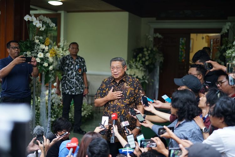 Presiden ke-6 RI Susilo Bambang Yudhoyono memberikan keterangan pers seusai menerima calon presiden nomor urut 02 Prabowo Subianto, Senin (3/6/2019), di Puri Cikeas, Jawa Barat.