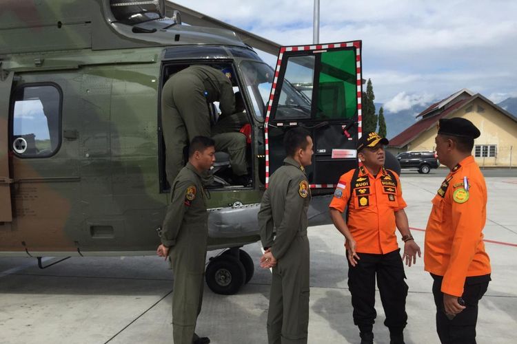 Hely Super Puma dari skuadron 5 Lanud Hasanuddin Makassar,  bantu proses pencarian 17 korban dan bangkai KM Lintas Timur, Jumat (7/6/2019)