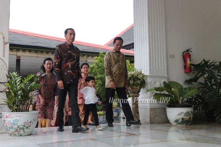 Presiden Joko Widodo, Iriana Jokowi dan Jan Ethes saat berjalan bersama Gubernur DIY Sri Sultan HB dan dan GKR Hemas (Foto Dokumentasi Humas Pemda DIY) 