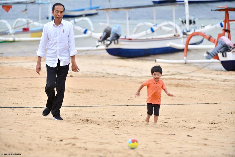 Presiden Joko Widodo bermain bola bersama cucunya, Jan Ethes, di Pantai Sanur Bali, tepatnya di belakang hotel tempatnya dan keluarga menginap, Jumat (14/6/2019), dalam kunjungan kerja ke Provinsi Bali.
