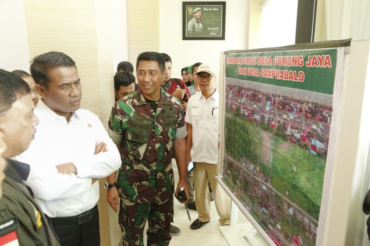 Menteri Pertanian Andi Amran Sulaiman (memakai kemeja putih) ketika berada di Markas Komando Resort Militer 143/Halu Oleo, Kendari Kamis (13/6/2019), ketika akan melepas bantuan untuk korban banjir bandang di Konawe Utara, Sulawesi Tenggara.