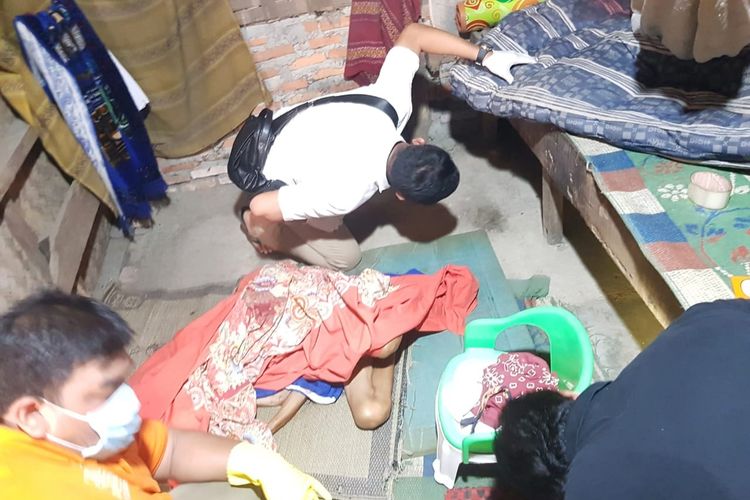 Awis (80), warga Dusun Nyangkokot, RT 007 RW 004, Desa Wanasari, Kecamatan Telukjambe Barat, Kabupaten Karawang ditemukan tak bernyawa pada Sabtu (15/6/2019) sekitar pukul 06.40 WIB. 

