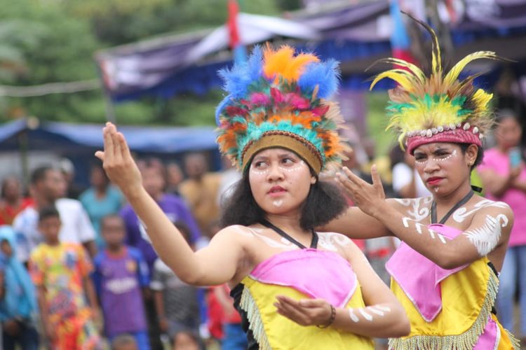 Para wanita ini sedang membawakan Tari Mambri di pembukaan Festival Crossborder Sota 2019 di Papua, Jumat (14/6/2019).