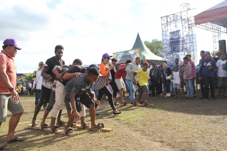 Tiga permainan tradisional Indonesia, yaitu tarik tambang, lomba bakiak dan lomba lari dengan batok kelapa menghiasi acara Festival Crossborder Sota 2019, Papua, Sabtu (15/6/2019).

