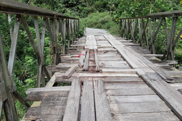 Jembatan kayu di Dusun Kanandede, Desa Kanandede, Kecamatan, Sabbang, Kabupaten Luwu Utara, lokasi jatuhnya anggota kepolisian asal Aspol Tello Makassar, Rabu (19/06/2019). 