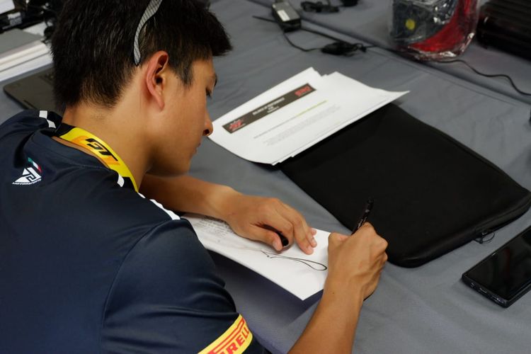 Pebalap Indonesia, Rio Haryanto, saat sedang mempelajari Sirkuit Suzuka, Jepang.