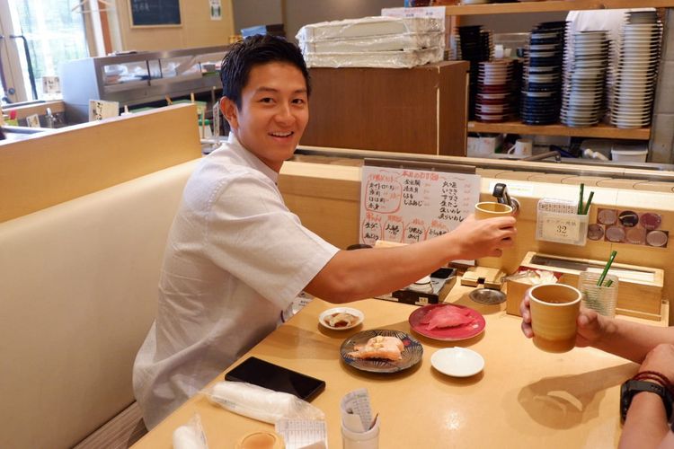 Rio Haryanto menikmati hidangan sushi di sebuah pusat perbelanjaan di Kota Suzuka usai balapan pada hari Minggu (23/6/2019).