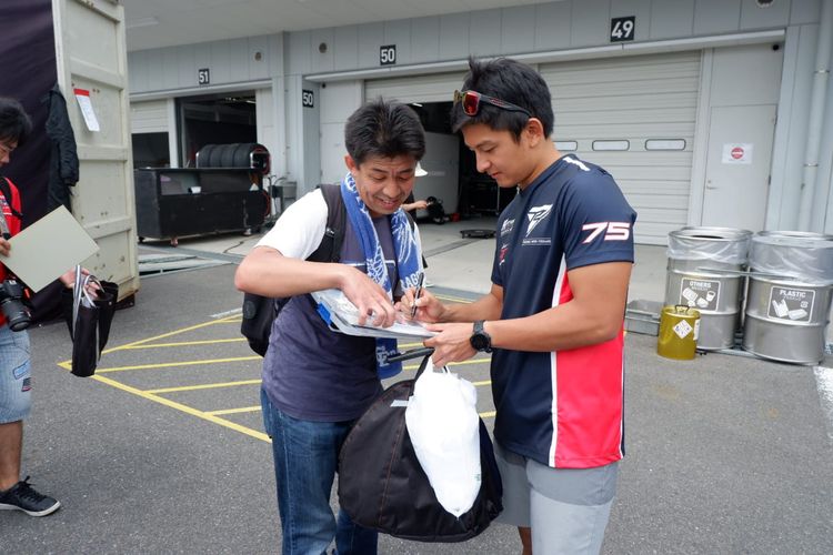 Rio Haryanto saat melayani permintaan dari fan di Jepang usai seri ketiga Blancpain GT World Challenge Asia 2019 di Sirkuit Suzuka, Jepang, Minggu (23/6/2019).