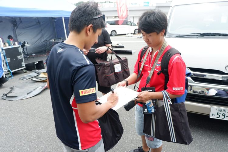 Rio Haryanto saat melayani permintaan dari fan di Jepang usai seri ketiga Blancpain GT World Challenge Asia 2019 di Sirkuit Suzuka, Jepang, Minggu (23/6/2019).