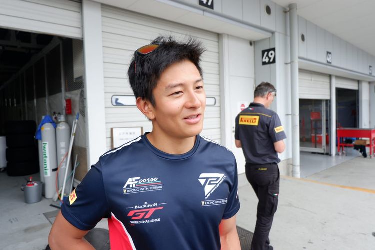 Pebalap Indonesia dari tim T2 Motorsports, Rio Haryanto, berbincang usai balapan kedua seri ketiga Blancpain GT World Challenge Asia 2019, di Sirkuit Suzuka, Jepang, Minggu (23/6/2019).