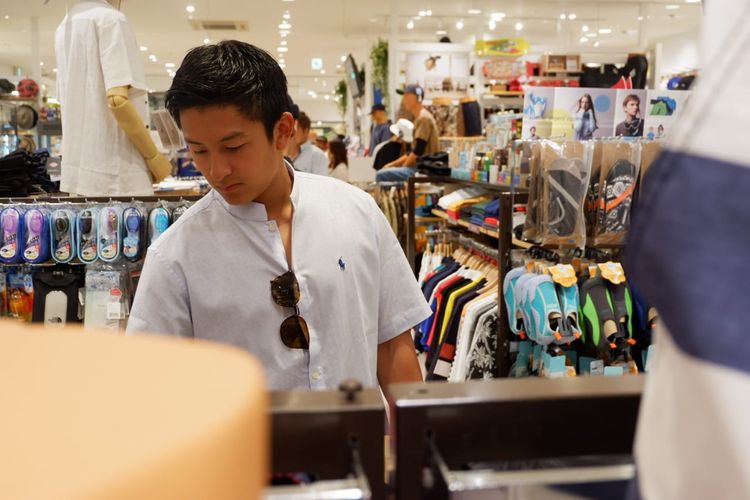 Pebalap Rio Haryanto saat mengunjungi salah satu pusat perbelanjaan di Suzuka, Jepang, Minggu (23/6/2019).