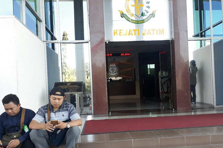 Sejumlah wartawan menunggu pemeriksaan Bambang DH di kantor Kejati Jatim di Surabaya, Selasa (25/6/2019)