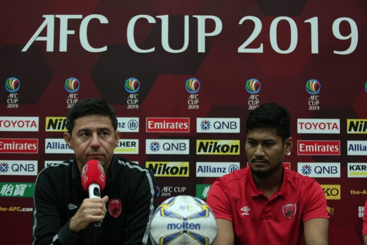 Pelatih PSM Makassar Darije Kalezic (kiri) dan bek tengah PSM Makassar Abdul Rahman (kanan) saat konferensi pers jelang putaran kedua semifinal Piala AFC 2019 menghadapi Becamex Binh Duong di Stadion Pakansari, Bogor, Selasa (25/6/2019).