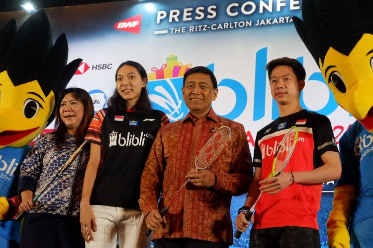 Ketua Umum PP PBSI Wiranto (kedua dari kanan) berfoto bersama Kabid Binpres Susy Susanti (paling kiri), dan dua pebulu tangkis dari ganda putra dan campuran, Kevin Sanjaya Sukamuljo (paling kanan) dan Gloria Emanuelle Widjaja saat konferensi pers Indonesia Open 2019 di Ritz-Carlton, Jakarta, Rabu (26/6/2019).