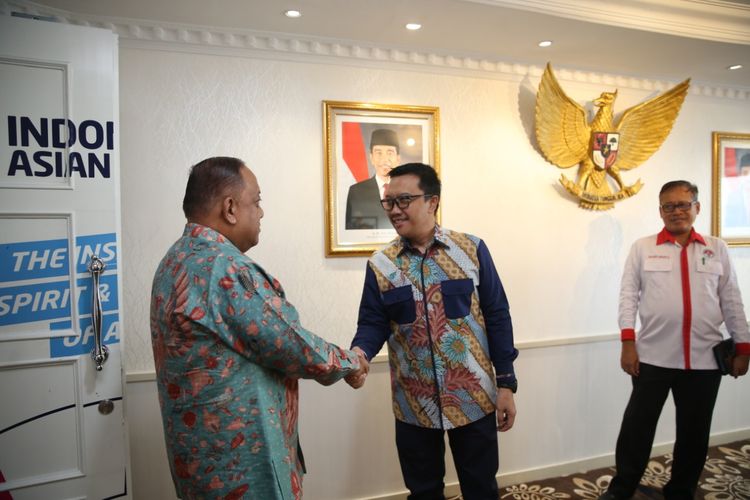 Menteri Pemuda dan Olahraga Republik Indonesia, Imam Nahrawi (tengah), bersalaman dengan Marciano Norman yang maju sebagai calon Ketua Umum KONI Pusat periode 2019-2023.