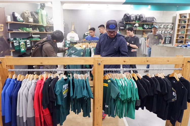 Suasana Persebaya Store di Jalan Slamet, Surabaya, Jawa Timur, jelang pertandingan Shopee Liga 1 2019 antara Persebaya Surabaya dan Persib Bandung, Kamis (4/7/2019).