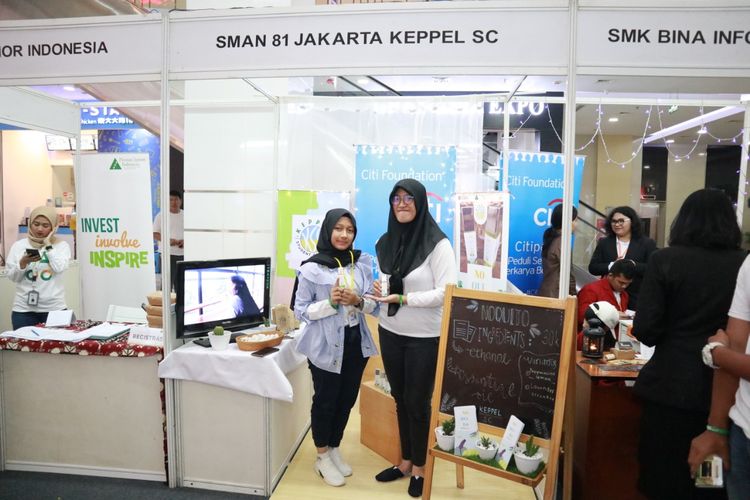 Pelajar dari delapan SMA dan SMK di Jakarta bersaing menunjukkan keterampilan mengelola usaha mikro dalam ajang Regional Student Company Competition 2019 di Atrium Green Pramuka Square, Sabtu (13/7/2019).