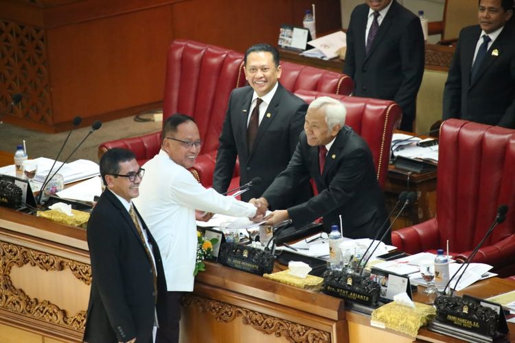 Rancangan Undang-Undang Nasional Ilmu Pengetahuan dan Teknologi (RUU Sisnas Iptek) telah resmi disahkan menjadi Undang-Undang. Pengesahan tersebut diputuskan DPR RI dalam Rapat Paripurna yang digelar di Gedung DPR/MPR, Senayan (16/7/2019). 