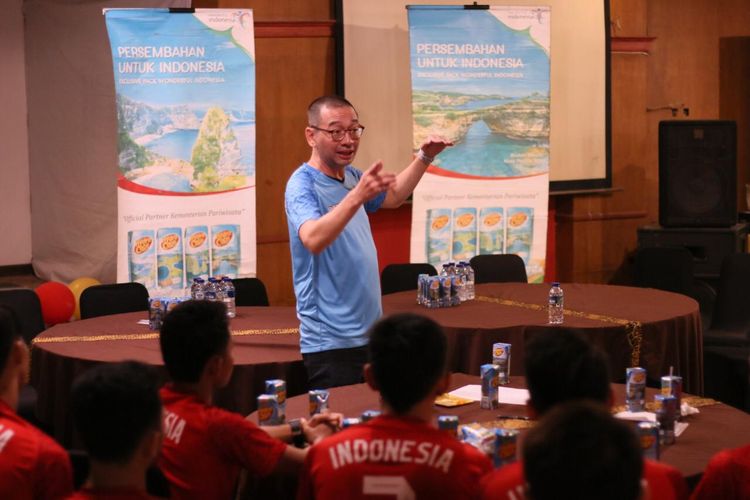 Direktur teknik tim, Justinus Lhaksana alias Coach Justin, tengah memberi arahan kepada pada pemain timnas futsal Indonesia. 