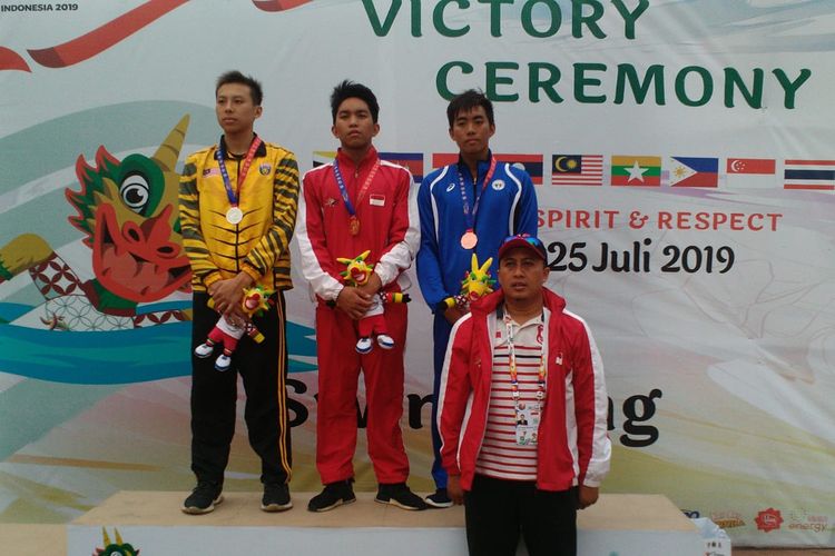 Perenang Indonesia, Farrel Armando Tangkas (tengah), berpose usai menyabet medali emas nomor 200 meter gaya punggung putra ajang ASEAN School Games XI 2019 di Kolam Renang Jati Diri, Semarang, Jumat (19/7/2019). 