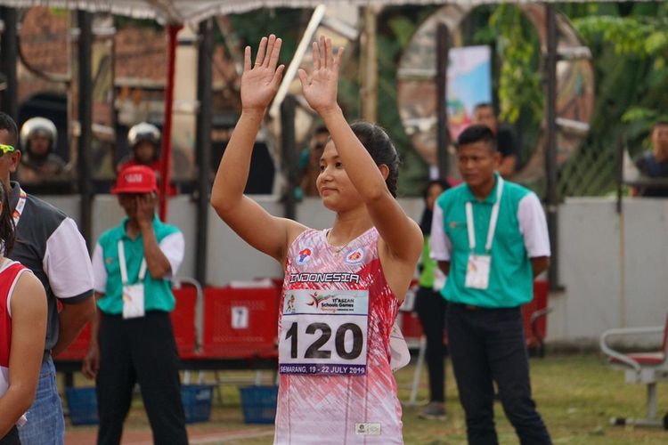 Sprinter putri Indonesia, Erna Nuryanti, melakukan selebrasi setelah memenangi final nomor lari 100 meter putri ASEAN Schools Games XI 2019 di Stadion Tri Lomba Juang, Semarang, Sabtu (20/7/2019) sore.