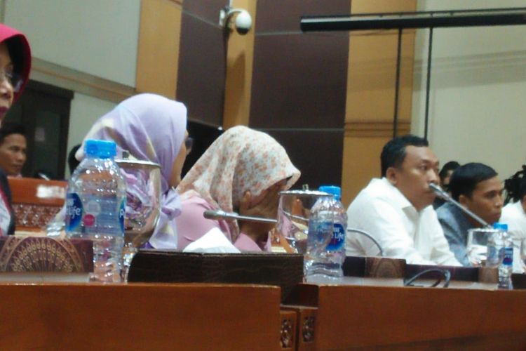 Baiq Nuril usai pimpinan rapat Komisi III membacakan hasil putusan rapat pleno 