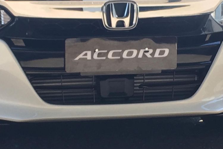 Sensor di tengah bagian bawah bemper depan Honda Accord
