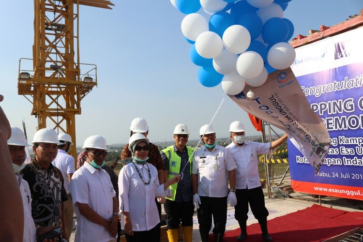 Hasil gambar untuk UNIVERSITAS ESA UNGGUL TELAH MELAKUKAN TOPPING OFF DI KAMPUS KOTA HARAPAN INDAH