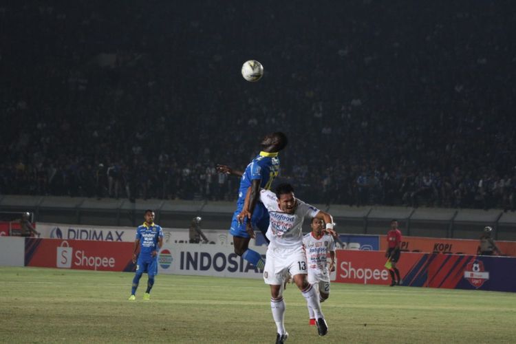 Penyerang Persib Bandung, Ezechiel NDouassel berduel dengan bek Bali United, Gunawan Dwi Cahyo, pada laga Persib vs Bali United di Stadion Si Jalak Harupat, Jumat (26/7/2019) malam. 
