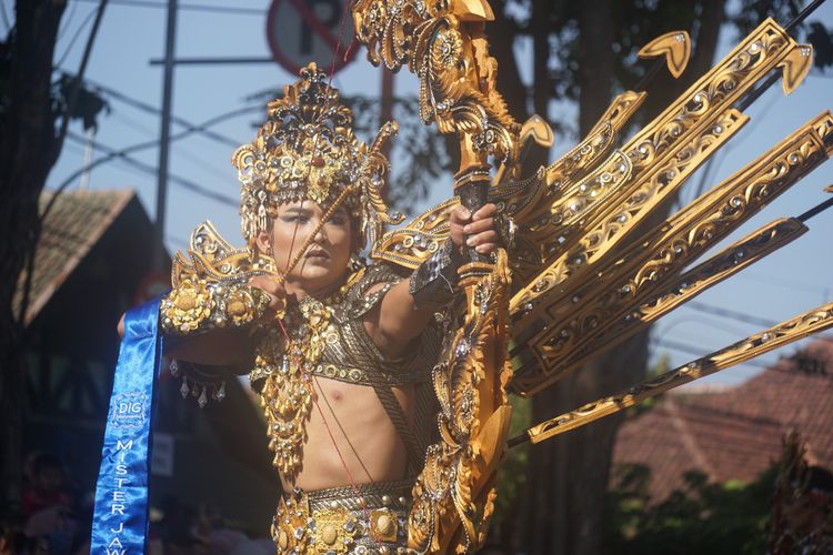 Kostum nasional yang bertajuk King of Bali karya Bubu Ramadhan desainer asal Kabupaten Banyuwangi yang tampil saat BEC 2019, Sabtu (27/7/2019)