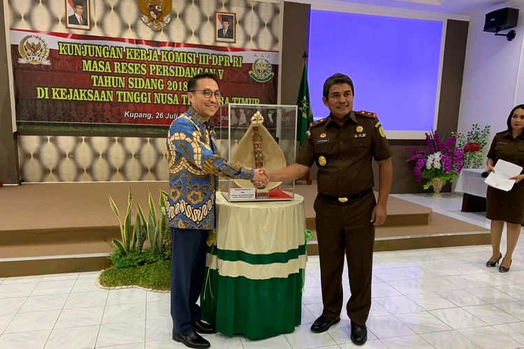 Wakil Ketua Komisi III DPR saat kunjungan kerja ke ke NTT.