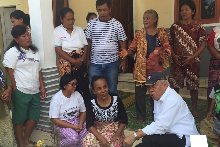 Menteri PUPR Basuki Hadimuljono berbincang dengan warga yang tinggal di rumah adat gorga di Huta Raja, Desa Lumban Suhi-Suhi Toruan, Kecamatan Pangaruruan, Kabupaten Samosir, Sumatera Utara.