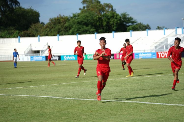 Penyerang timnas U-15 Indonesia, Wahyu Drajat, merayakan gol yang ia cetak ke gawang Singapura pada ajang Piala AFF U-15 2019.
