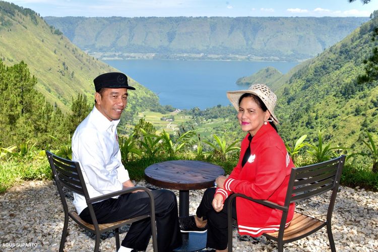 Presiden Joko Widodo dan Ibu Negara duduk santai berdua di titik pandang arah Danau Toba di The Kaldera yang terletak di Kabupaten Toba Samosir, Selasa (30/7/2019). The Kaldera adalah salah satu distinasi unggulan sebagai salah satu rintisandari sepuluh Bali Baru yang terletak disekeliling Kawasan Danau Toba.