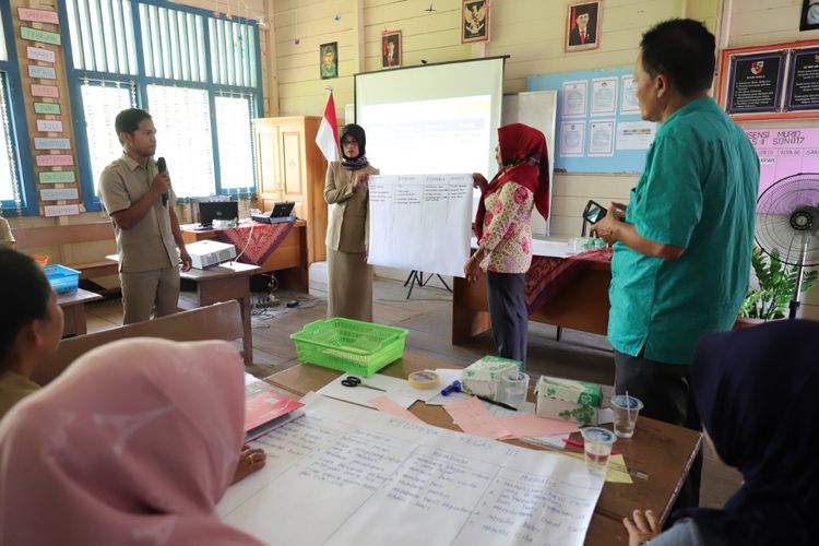 Guru-guru Gugus Teratai Tanjung Selor, Bulungan, mempresentasikan hasil analisis masalah pembelajaran dalam satu sesi pelatihan berbasis KKG.
