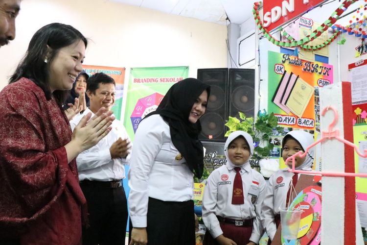 Bupati Kendal,  dr Mirna Annisa dan anggota dewan pembina Tanoto Foundation, Belinda Tanoto saat mengunjungi stand pameran unjuk karya praktik baik Program Pintar (31/7/2019).