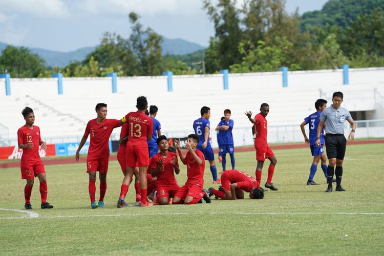 Para pemain timnas U-15 Indonesia merayakan gol ke gawang Filipina pada laga keempat Grup A Piala AFF U-15 2019, di Chonburi, Thailand, Jumat (2/8/2019).