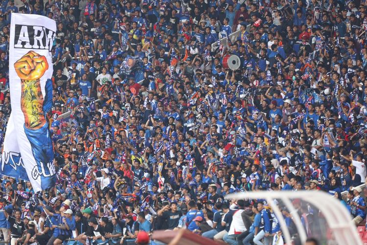 Massa Aremania yang hadir menyaksikan laga pekan ke-12 LIga 1 2019 antara Persija Jakarta vs Arema FC di Stadion Utama Gelora Bung Karno, Jakarta, Sabtu (3/8/2019).